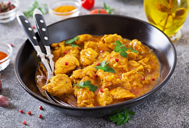 Curry mit Hühnchen und Zwiebeln. Indisches Essen. Asiatische Küche.