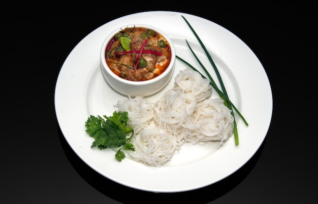 Foto curry panaeng carne y fideos de arroz blanco