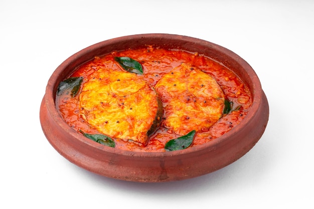Curry de pescado pescado vidente curry de pescado indio tradicional Kerala especial dispuesto en un tazón blanco