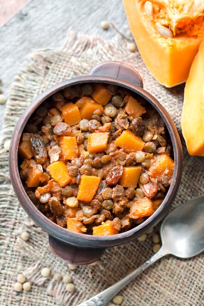 Curry picante con lentejas verdes, calabaza y pasas