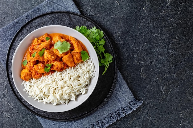 Curry de pollo a la mantequilla de pollo picante con arroz