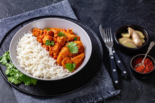 Curry de pollo a la mantequilla de pollo picante con arroz