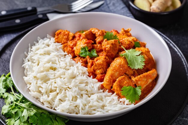 Curry de pollo a la mantequilla de pollo picante con arroz