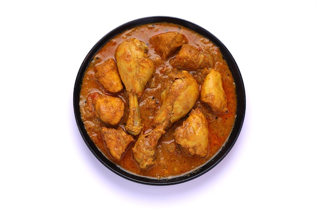 Curry de pollo o curry de pollo al estilo masala Kerala con coco frito de manera tradicional