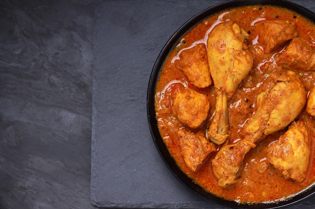 Foto curry de pollo o curry de pollo al estilo masala kerala con coco frito de manera tradicional