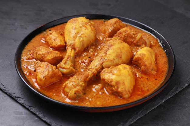 Curry de pollo o curry de pollo al estilo masala Kerala con coco frito de manera tradicional