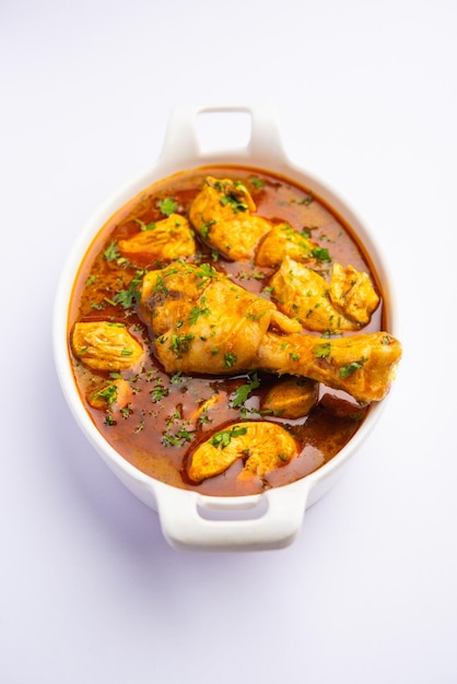 Curry de pollo rojo o murgh Masala o korma con pieza de pierna prominente
