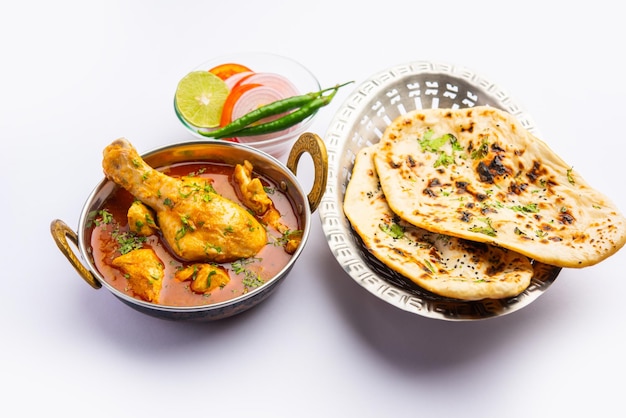 Curry de pollo rojo o murgh Masala o korma con pieza de pierna prominente