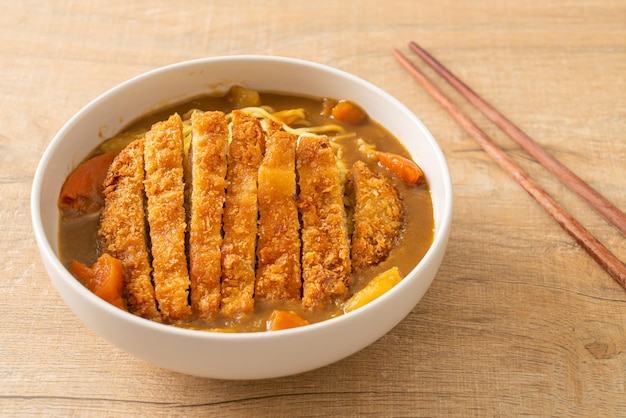 Curry-Ramen-Nudeln mit Tonkatsu-gebratenem Schweinekotelett - japanische Küche