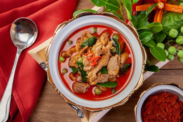 Curry rojo con carne de cerdo y arroz (Panaeng), comida tailandesa