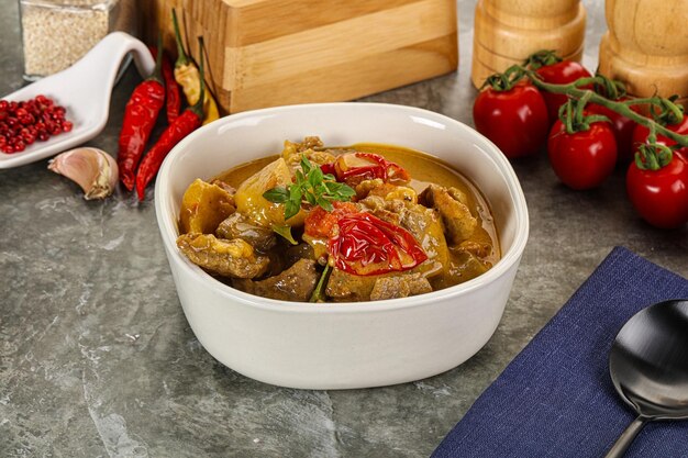 Curry tailandés amarillo con carne de res