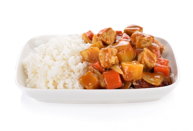 Curry und Reis auf weißem Hintergrund.