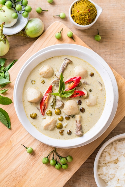 curry verde con bola de pescado