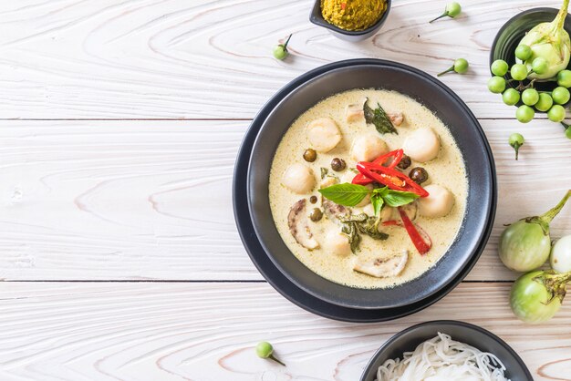 Curry verde con bola de pescado