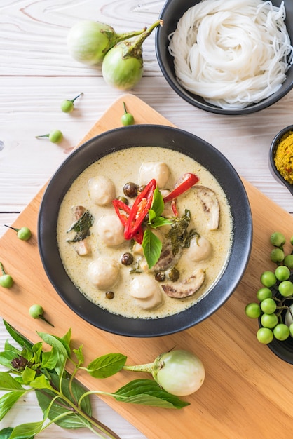 Curry verde con bola de pescado