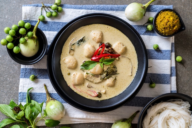 Foto curry verde con bola de pescado