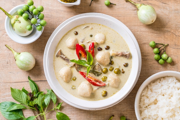 Curry verde con bola de pescado