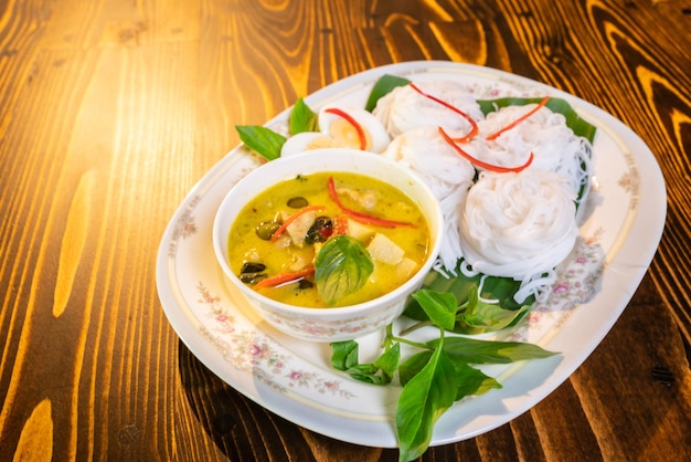 Curry verde de comida estilo tailandês com frango delicioso jantar asiático de vegetais