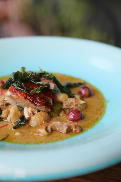 Curry verde con pato asado, comida tailandesa