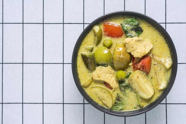 Curry verde con la receta tailandesa de Chickken.