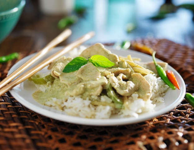 Curry verde tailandês com frango e arroz de jasmim