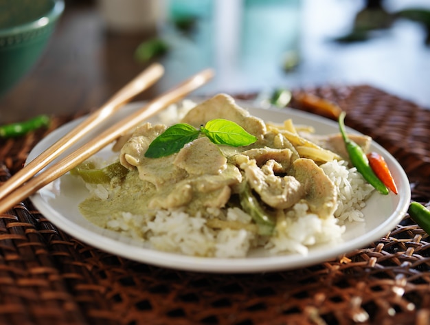 Curry verde tailandês com frango e arroz de jasmim