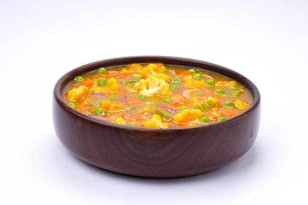 Curry de verduras mixtas o kurma es un plato indio sabroso hecho con diferentes verduras