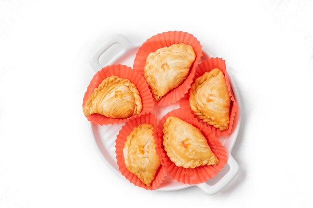 Currypuff ist ein thailändischer Snack, der von fremden Kulturen beeinflusst wurde