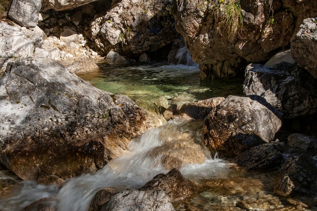 Curso de agua en los dolomitas con agua y rocas