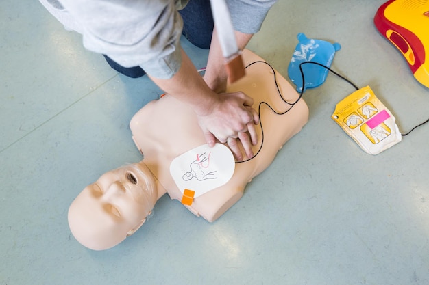 Curso de reanimação cardiopulmonar de primeiros socorros usando dispositivo desfibrilador externo automático, AED.