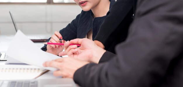 Curso de desarrollo personal, coaching y formación para el trabajo en equipo empresarial. Reunirse y discutir con colegas