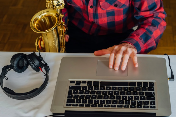 Foto curso online de saxofón con laptop