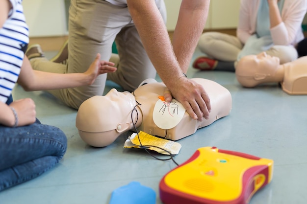 Foto curso de primeros auxilios de reanimación cardiopulmonar mediante desfibrilador externo automático, dea.