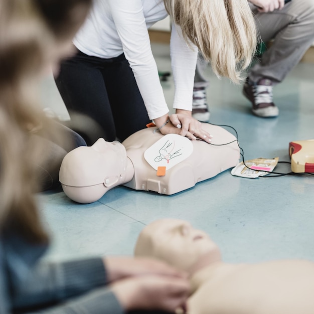 Foto curso de reanimación de primeros auxilios utilizando dea.