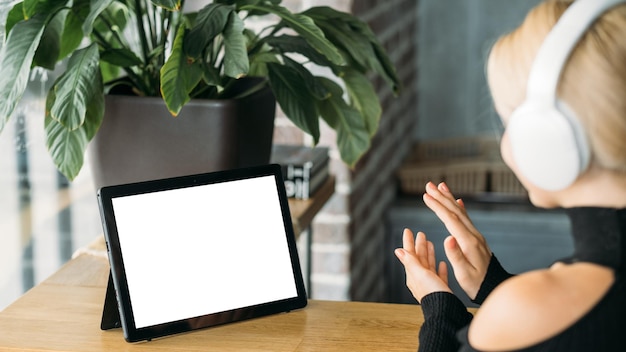 Cursos en línea aplaudiendo maqueta digital de mujer.