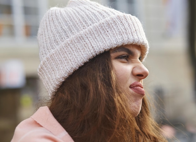 Curtir a natureza, relaxar, se divertir. A garota está usando um chapéu branco e um lenço rosa. Bom humor, diversão. A garota tem um clima de primavera positivo, ela é uma paqueradora