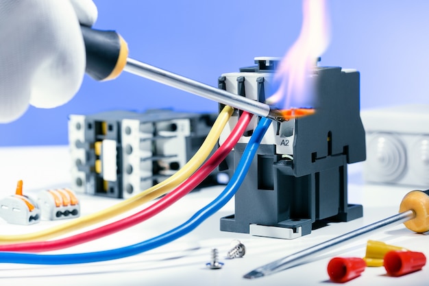 curto-circuito e incêndio no sistema elétrico. violação de tecnologia de reparo elétrico