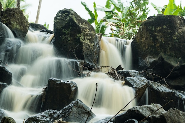 Curug gamelan em Salatiga Central Java Indonésia Waerfalls com rochas gigantes