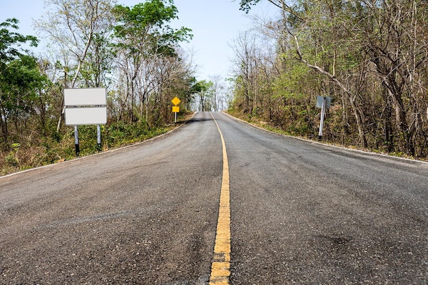 Curva acentuada da estrada asfaltada na montanha