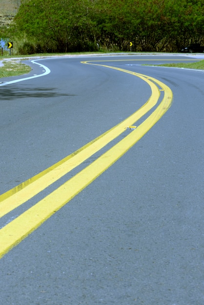 Curva acentuada na estrada vazia