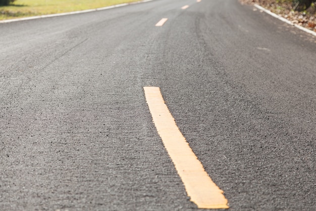 curva amarilla en el camino.