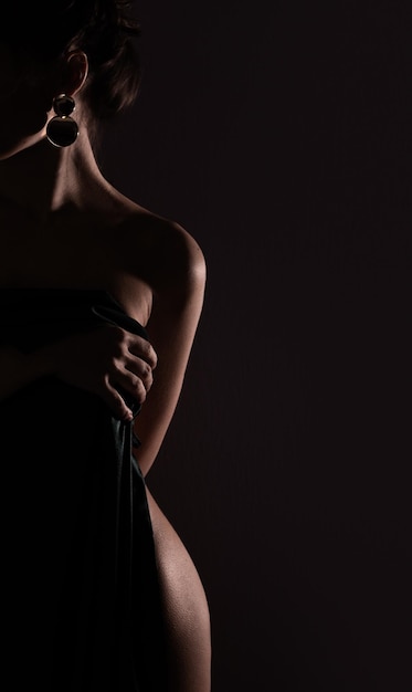 Curva de cadera mujer hermosa sobre fondo negro