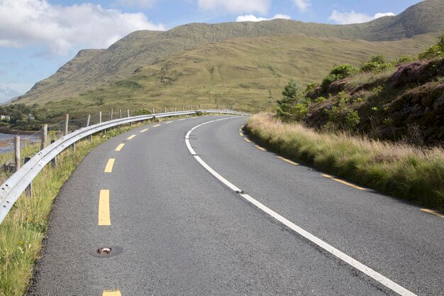 Curva en carretera abierta junto a Lough Killary Fjord Lake Connemara Irlanda