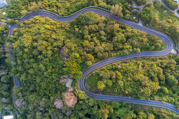 Curva de carretera de asfalto en alta montaña, imagen de vista aérea