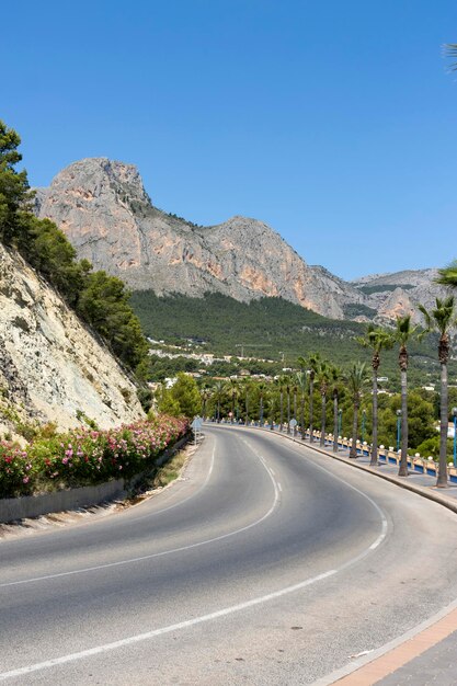 curva en la carretera mediterránea con montañas en el fondo