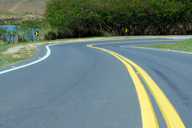 Curva cerrada en carretera vacía