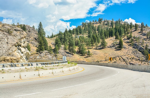 Curva estrecha de una carretera de montaña en el valle de Okanagan, Columbia Británica.
