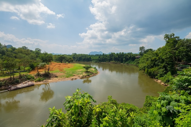 La curva del río Kwai en Kanchanaburi, Tailandia