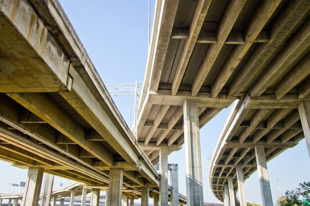 curva de viaducto de concreto de viaducto