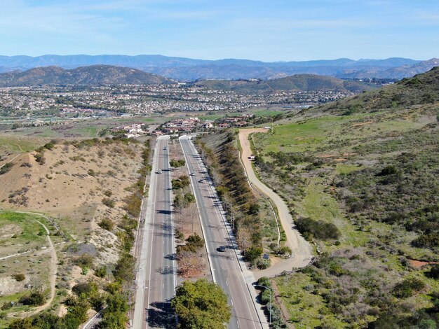 Curvando a estrada e downhill com casas no subúrbio de San Diego Califórnia EUA